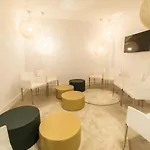 Globetrotter Hostel, By Albany * León