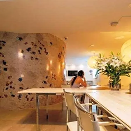 Globetrotter Hostel, By Albany *