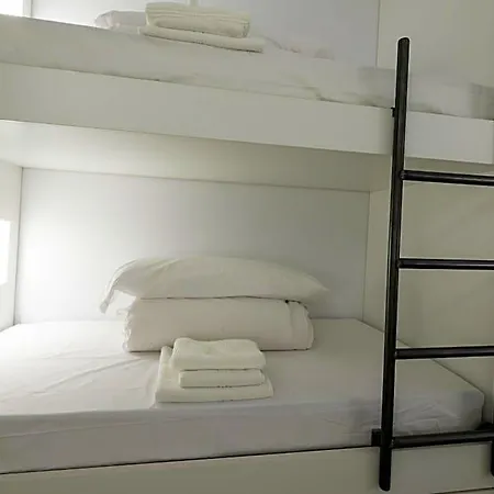 Globetrotter Hostel, By Albany