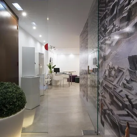 Globetrotter Hostel, By Albany