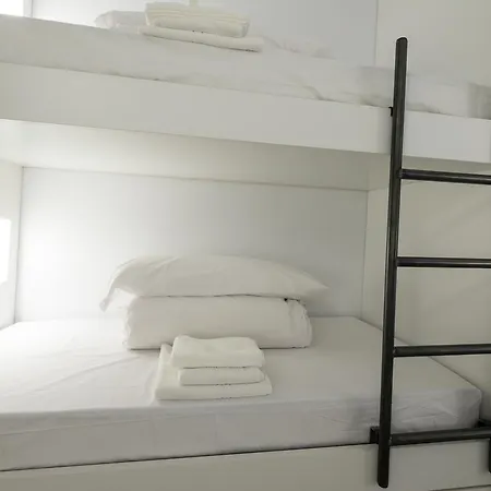 Globetrotter Hostel, By Albany