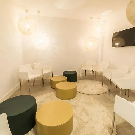Globetrotter Hostel, By Albany * León