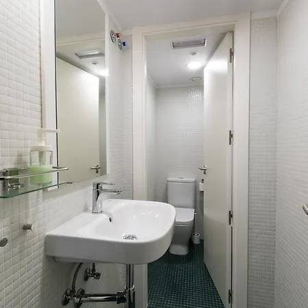 Globetrotter Hostel, By Albany *