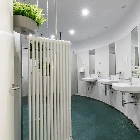 Globetrotter Hostel, By Albany *
