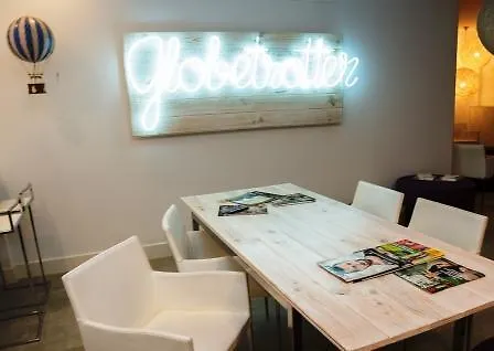 Globetrotter Hostel, By Albany Leão