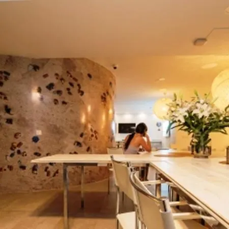 Globetrotter Hostel, By Albany