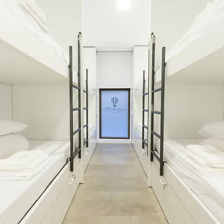 Globetrotter Hostel, By Albany León
