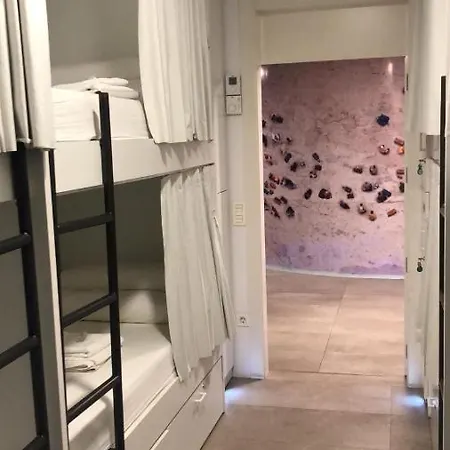 Globetrotter Hostel, By Albany