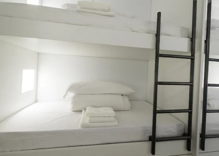 Globetrotter Hostel, By Albany