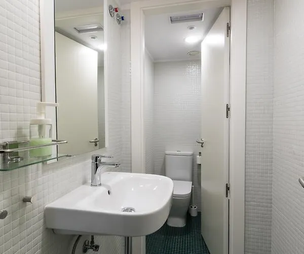 Globetrotter Hostel, By Albany *