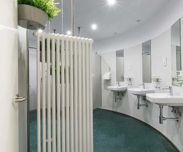 Globetrotter Hostel, By Albany *