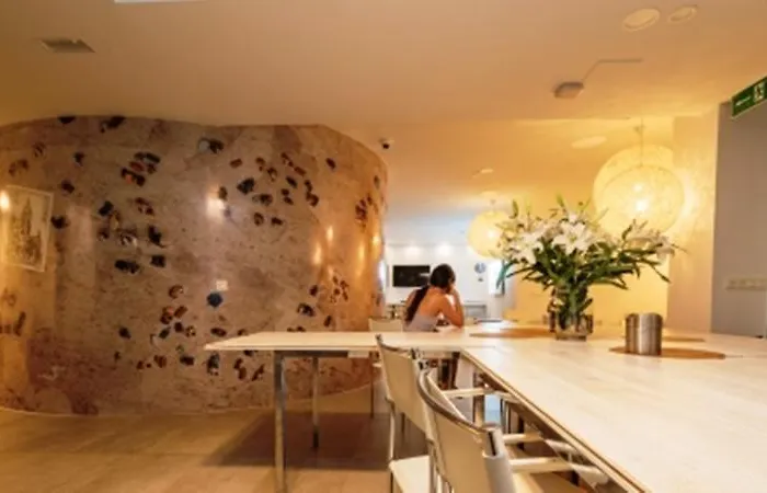 Globetrotter Hostel, By Albany