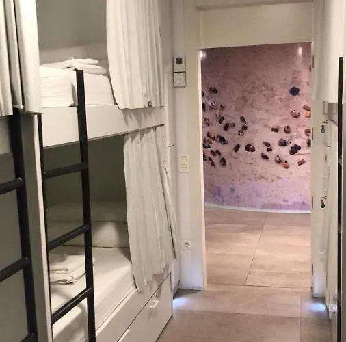 Globetrotter Hostel, By Albany